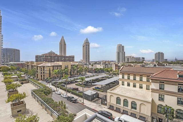 700 Front St, San Diego CA: https://media.crmls.org/mediaz/cce96547-84b1-4718-a246-79cdc29fde49.jpg