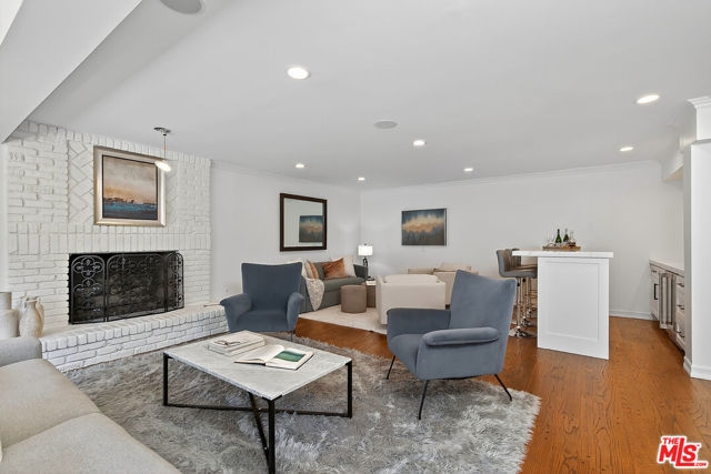 322 25th Street, Santa Monica CA: https://media.crmls.org/mediaz/ccea0704-b0fc-425e-91e7-705525bda480.jpg