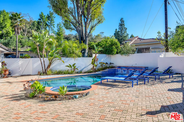 4311 Coquette Place, Tarzana CA: https://media.crmls.org/mediaz/ccea3219-7fb2-42d4-9e03-3ee54028f741.jpg