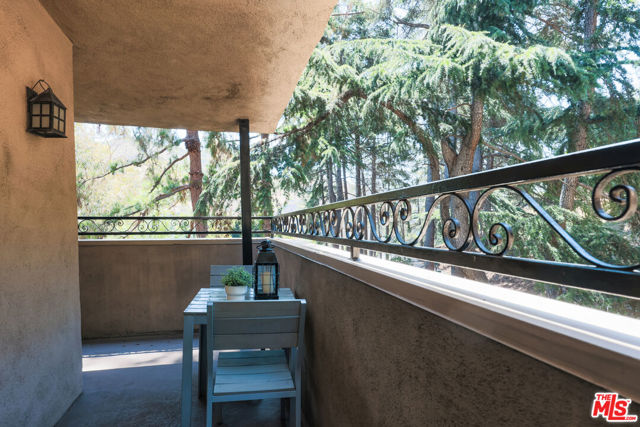 6700 Hillpark Drive, Los Angeles CA: https://media.crmls.org/mediaz/cceaa552-fb0d-4b6f-821a-2bc4cea70bd1.jpg