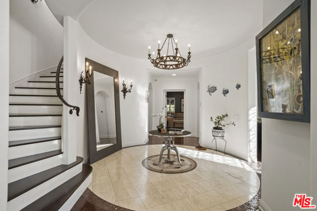 18414 Corazon Circle, Tarzana CA: https://media.crmls.org/mediaz/cceacd10-aff3-4b57-8d14-ba762692b172.jpg