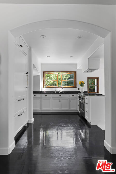 1811 Courtney Avenue, Los Angeles CA: https://media.crmls.org/mediaz/ccec1cef-5045-466a-9a94-f5c9f794a94c.jpg