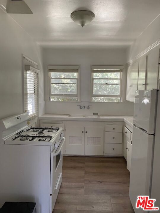 1208 Beverly Green Drive, Los Angeles CA: https://media.crmls.org/mediaz/ccec9c19-5a66-4aaa-9651-38ec6c8b9cb3.jpg