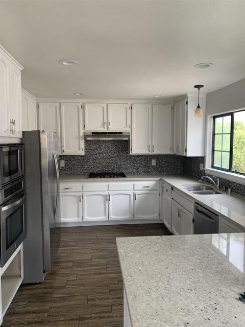 4556 Cove Drive, Carlsbad CA: https://media.crmls.org/mediaz/cced022d-5700-4679-be68-cd669f5b55d7.jpg