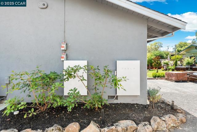 3121 Del Oceano Dr, Lafayette CA: https://media.crmls.org/mediaz/cced37d6-79d6-46fc-a631-211dcf257eeb.jpg