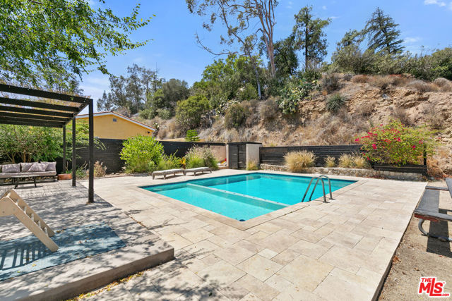 11320 Alethea Drive, Sunland CA: https://media.crmls.org/mediaz/cced8a5b-5617-4140-8c39-9816254aaf9b.jpg