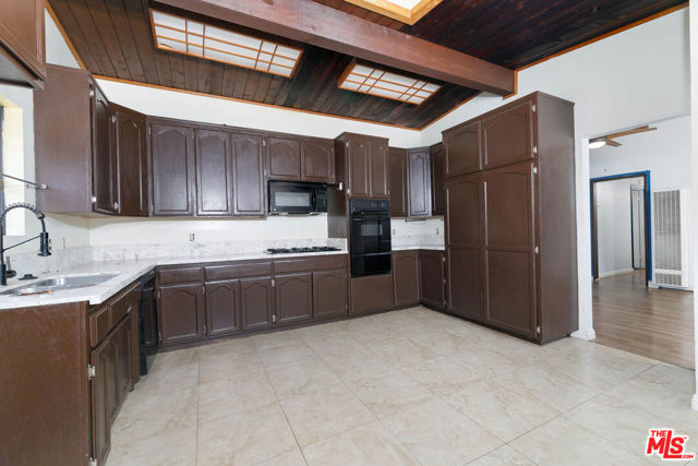 5633 Cedarglen Drive, Azusa CA: https://media.crmls.org/mediaz/cced8e83-25f7-46b0-9a13-b153c8891831.jpg