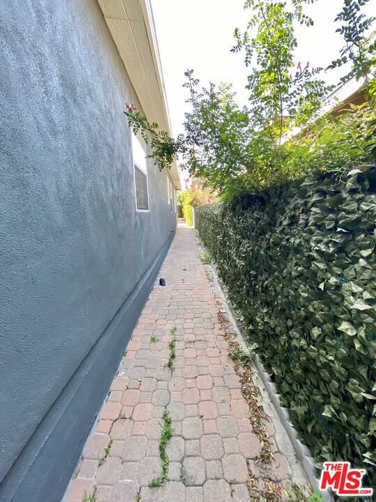 https://media.crmls.org/mediaz/ccf045a9-b8fa-4377-b017-bba4e0f1d4de.jpg?preset=X-Large