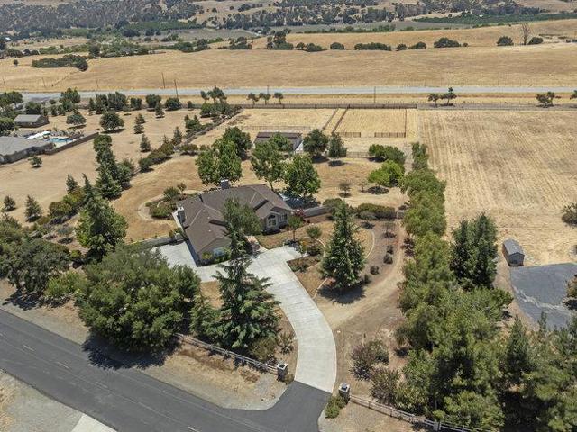 5636 Sundown Lane, Tres Pinos CA: https://media.crmls.org/mediaz/ccf1aaff-0eb5-4a87-be64-97ef5b7d43da.jpg