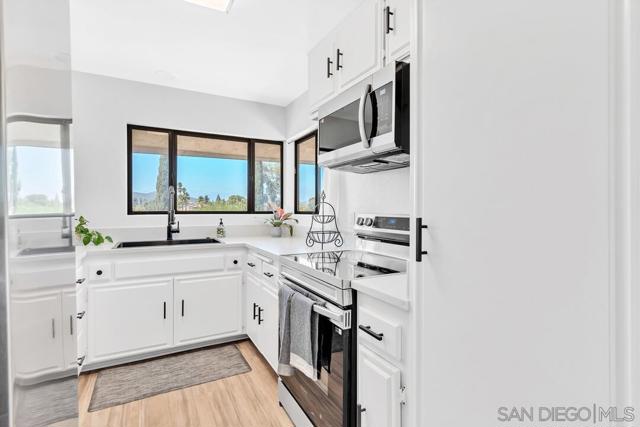 Image 7 of 42 For 17607 Pomerado Road  204
