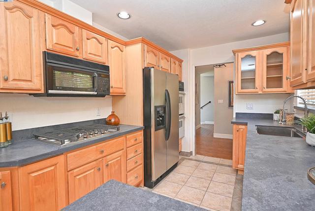 38 Saint Stephens Dr., Orinda CA: https://media.crmls.org/mediaz/ccf32192-0ee9-40bb-9ec1-6c09981db630.jpg
