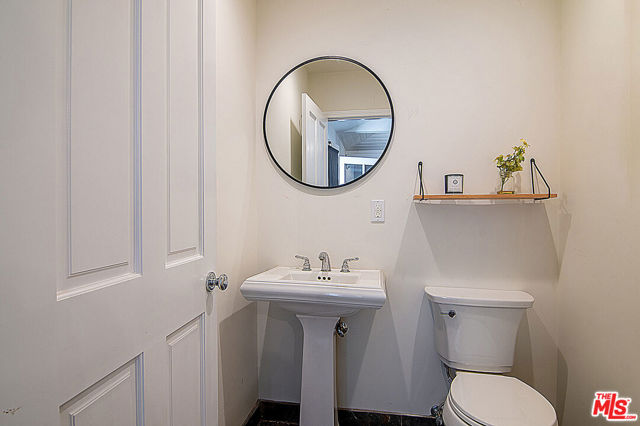 8828 Rosewood Avenue, West Hollywood CA: https://media.crmls.org/mediaz/ccf33d60-6c24-4f7e-8355-a76805826531.jpg