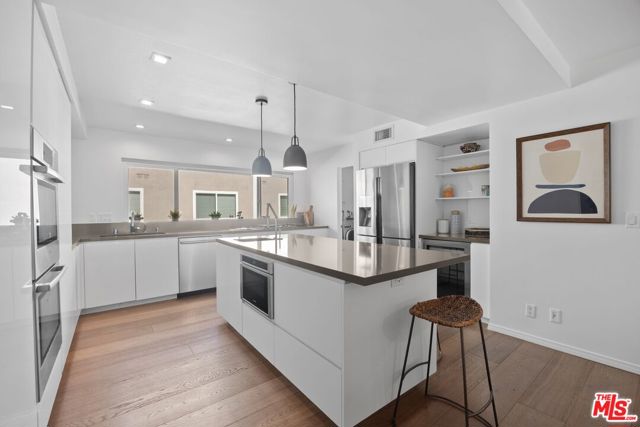 13065 Mindanao Way, Marina del Rey CA: https://media.crmls.org/mediaz/ccf5ec0e-d88d-4271-a474-d65a15e7138b.jpg