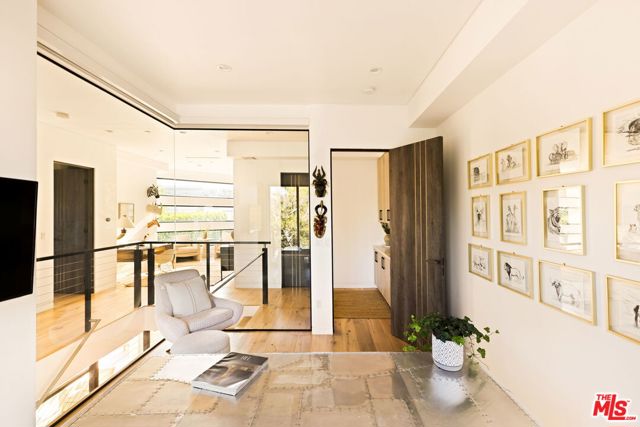425 N Alfred Street, Los Angeles CA: https://media.crmls.org/mediaz/ccf61b09-0481-4c36-8a0a-5e5846cfea33.jpg