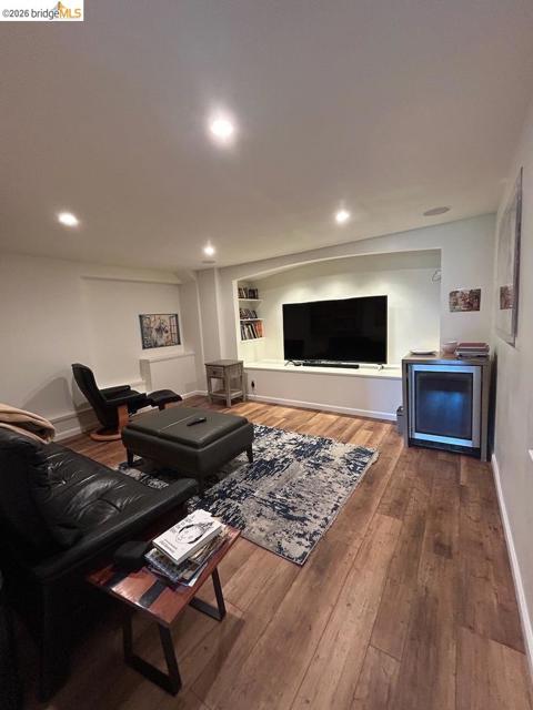 20 Bayshore TER, Tiburon CA: https://media.crmls.org/mediaz/ccf7876c-795f-42d7-b463-b6e42b1a92e5.jpg