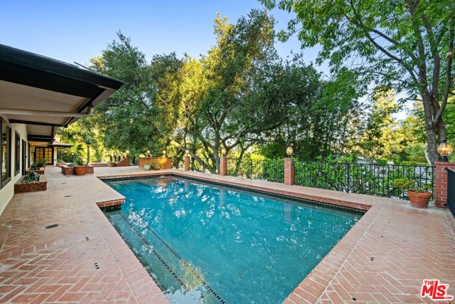 17449 Sumiya Drive, Encino CA: https://media.crmls.org/mediaz/ccf802cf-0a59-4bcb-8f0f-5c0e77e67246.jpg