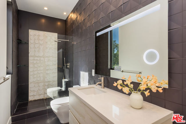 4607 Vanalden Avenue, Tarzana CA: https://media.crmls.org/mediaz/ccf8564a-7430-4253-8574-ddcefe86ba2d.jpg