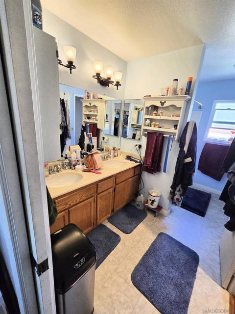 1552 Merlot Ct, Vista CA: https://media.crmls.org/mediaz/ccf86d5e-e23c-4688-a4c7-c8ddfd0e24fe.jpg