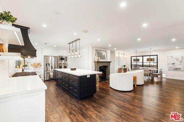 1225 S Cloverdale Avenue, Los Angeles CA: https://media.crmls.org/mediaz/ccf96959-6a14-4d35-a216-53f5953ac947.jpg