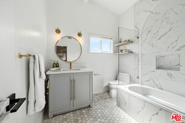 20835 Tiara Street, Woodland Hills CA: https://media.crmls.org/mediaz/ccfa7957-7cb7-4632-adf8-9989da83bd6a.jpg