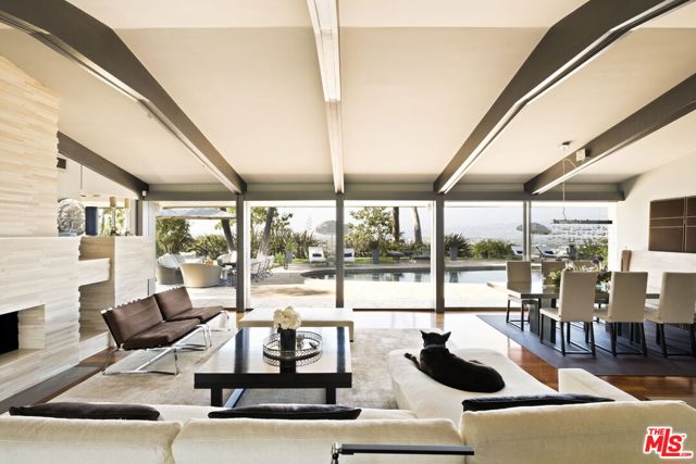 11531 Amanda Drive, Studio City CA: https://media.crmls.org/mediaz/ccfa8044-abfc-4378-9966-8d78d2cd88d5.jpg