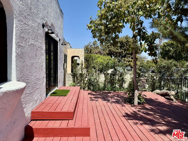 2927 S West View Street, Los Angeles CA: https://media.crmls.org/mediaz/ccfab648-2124-49c9-a86f-70b0ce49e67e.jpg