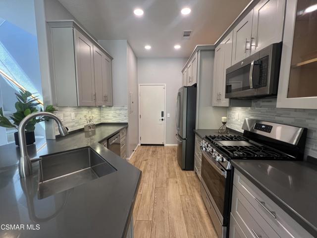 1368 Ashton Park Lane, Newbury Park CA: https://media.crmls.org/mediaz/ccfba0da-aa15-48fe-91bb-7a5516405529.jpg