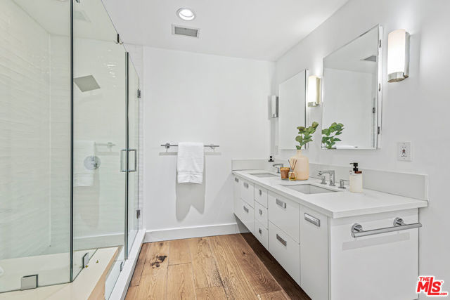 574 N Plymouth Boulevard, Los Angeles CA: https://media.crmls.org/mediaz/ccfbcf80-8817-41c7-986d-26c9a414b4af.jpg
