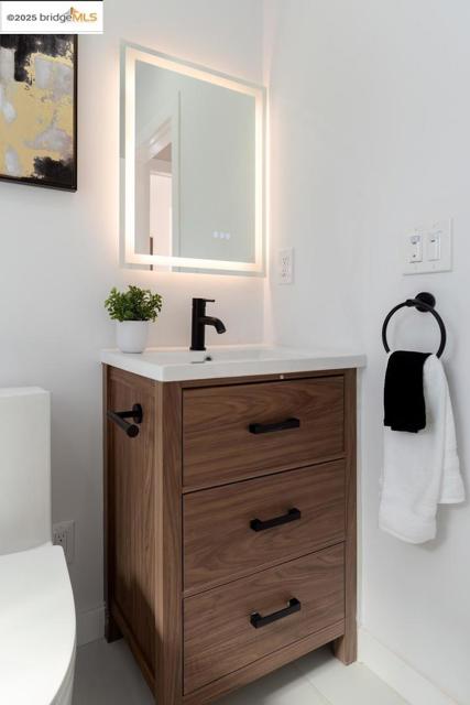 1515 Hampel St, Oakland CA: https://media.crmls.org/mediaz/ccfc3c18-6d41-48e9-8593-4bb1a2933b26.jpg