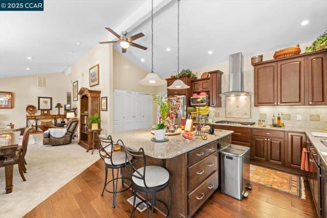 3121 Del Oceano Dr, Lafayette CA: https://media.crmls.org/mediaz/ccfd0808-37d0-4157-8793-5a57ba4bc832.jpg