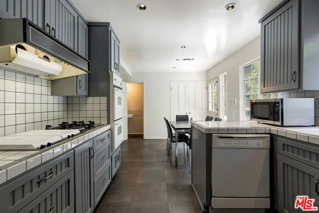 1041 Chantilly Road, Los Angeles CA: https://media.crmls.org/mediaz/ccfdbc5b-70a3-478d-9037-a6ddb8a302de.jpg