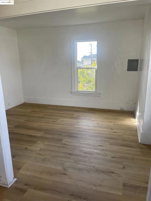 2212 17Th Ave, Oakland CA: https://media.crmls.org/mediaz/ccfdce4f-10ae-4d50-aabb-5961896ad012.jpg