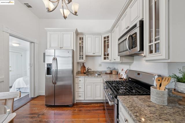 3116 Harrison St, Oakland CA: https://media.crmls.org/mediaz/ccfe131c-bd63-4c66-b2d2-4828fe280e64.jpg