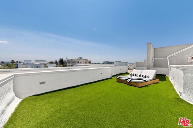 455 N Palm Drive, Beverly Hills CA: https://media.crmls.org/mediaz/ccfebe4a-ac0d-45c4-9788-7ddbdd85d534.jpg