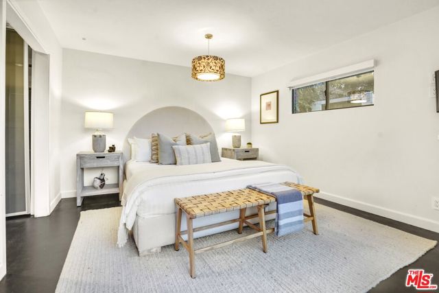 3838 Buena Park Drive, Studio City CA: https://media.crmls.org/mediaz/cd00739f-8c48-4a57-a7be-fda3b5e8c432.jpg