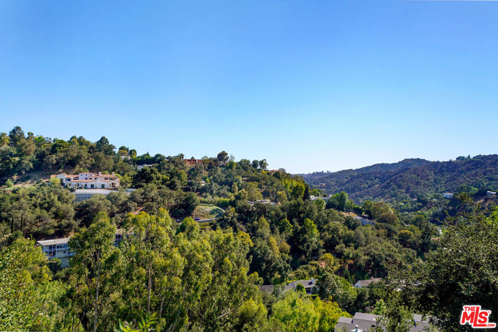 https://media.crmls.org/mediaz/cd014153-b80f-4d9e-823b-42d5f30ea1b4.jpg?preset=X-Large