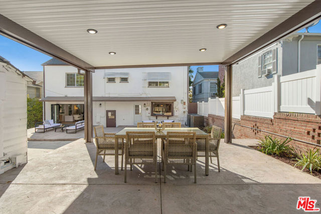 832 S Plymouth Boulevard, Los Angeles CA: https://media.crmls.org/mediaz/cd025f8e-a492-49a5-bc6c-00678ee15c1c.jpg