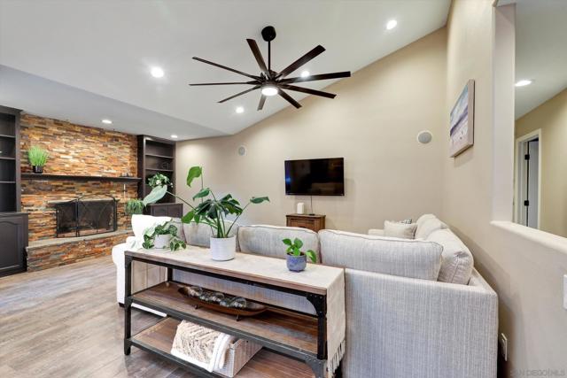 2002 Mendocino Blvd, San Diego CA: https://media.crmls.org/mediaz/cd02dd46-8874-447b-b3e3-75a38dd6298f.jpg