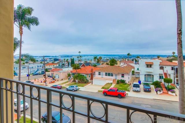 2445 Brant St, San Diego CA: https://media.crmls.org/mediaz/cd0332c1-1216-459a-908c-a291181afb9a.jpg