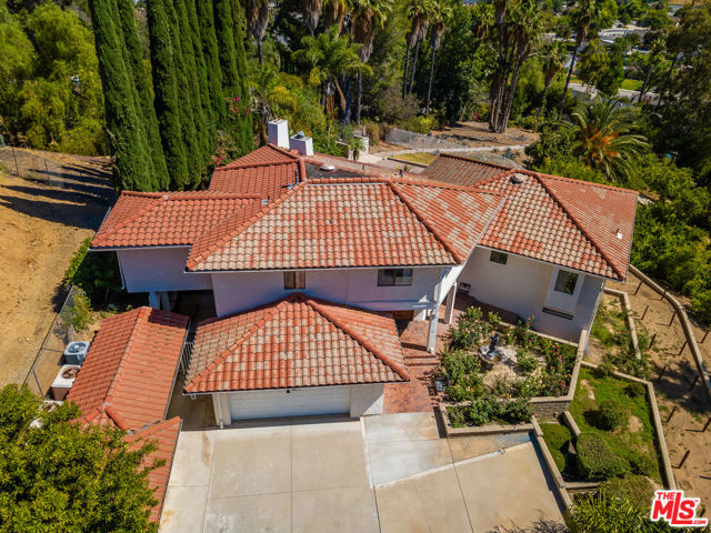 2357 Knob Hill Drive, Riverside CA: https://media.crmls.org/mediaz/cd045e98-2d9a-4ca5-ba08-448d153969b4.jpg