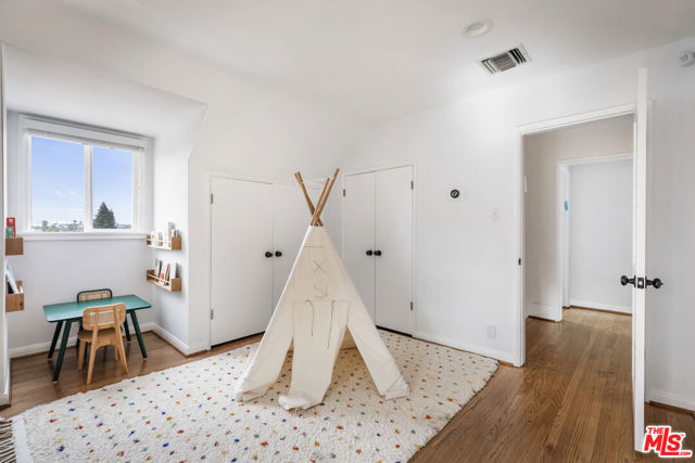 13324 Valley Vista Boulevard, Sherman Oaks CA: https://media.crmls.org/mediaz/cd04b1cd-5b8d-421a-950a-c0bf7dff04fa.jpg