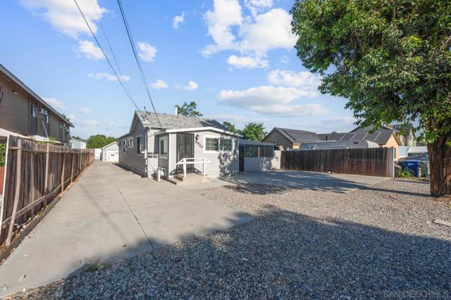 9920 22 River St, Lakeside CA: https://media.crmls.org/mediaz/cd059d50-0ba9-4168-b46a-6dc5da049d69.jpg