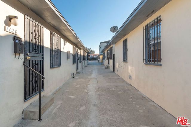 1124 W 110th Street, Los Angeles CA: https://media.crmls.org/mediaz/cd063462-d3e6-4731-97df-157eae15657a.jpg