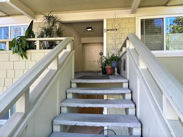 1910 Skycrest Dr, Walnut Creek CA: https://media.crmls.org/mediaz/cd06ab9a-6a35-4b3d-bfa9-461a65dfe023.jpg