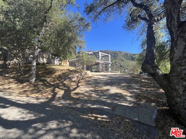 26565 Ocean View Drive, Malibu CA: https://media.crmls.org/mediaz/cd06d014-6e16-43f8-9dc8-fb870a94eac1.jpg