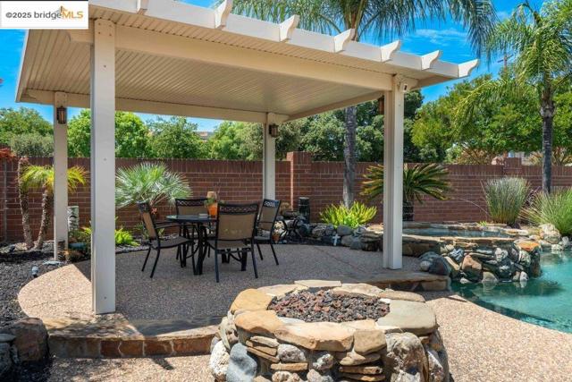 2981 Atherton Pl, Brentwood CA: https://media.crmls.org/mediaz/cd06e730-72bd-4d26-9fd9-e6c743c26652.jpg