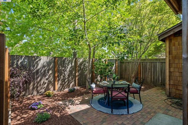 642 Centre Ct, Alameda CA: https://media.crmls.org/mediaz/cd07cf49-26ba-4901-853a-e3aae3005429.jpg