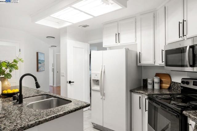 5917 Pine Vista Way, Elk Grove CA: https://media.crmls.org/mediaz/cd081fae-12b1-47b3-8ed6-1b2e3f054eb3.jpg