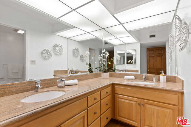 Primary bath w/ Dual sinks