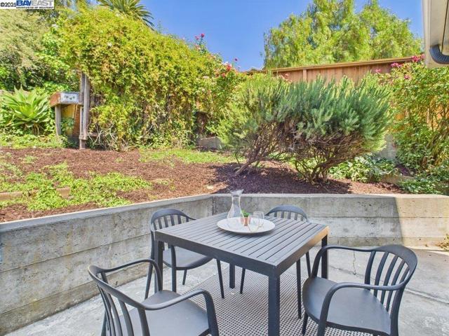 4418 Virginia Ave, Oakland CA: https://media.crmls.org/mediaz/cd08961b-9c53-4815-a361-7265d5cb1156.jpg